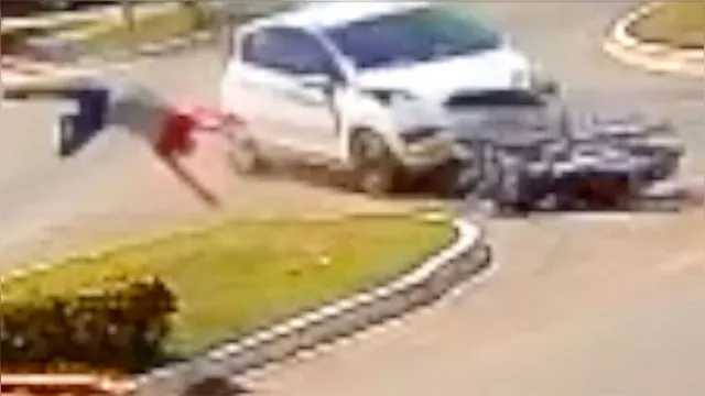 Imagem ilustrativa da notícia Vídeo: homem sofre acidente com moto, gira no ar e sobrevive