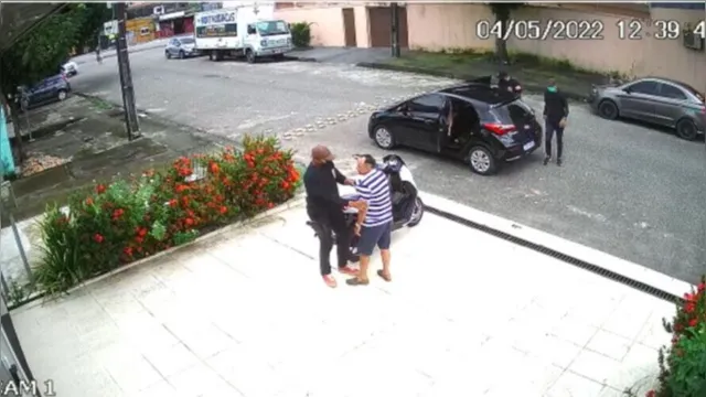 Imagem ilustrativa da notícia Homem é preso nu após se passar por policial para roubar