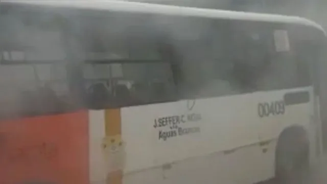 Imagem ilustrativa da notícia Vídeo: ônibus é tomado por fumaça e passageiros fogem