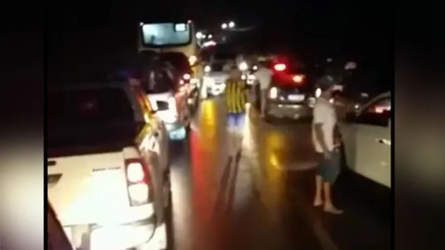 Imagem ilustrativa da notícia Vídeo: asfalto cede e motoristas ficam presos na PA-136
