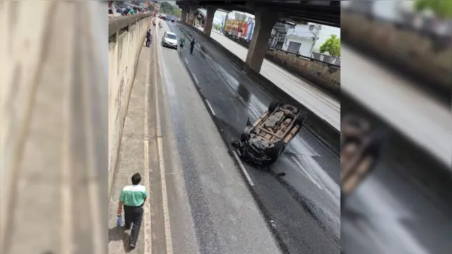 Imagem ilustrativa da notícia Vídeo: Carro capota próximo ao túnel do Entroncamento