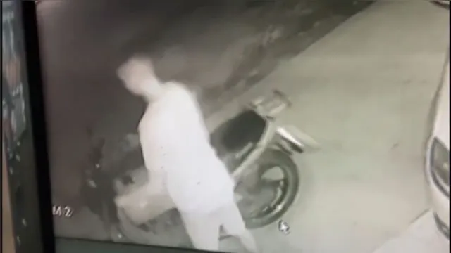 Imagem ilustrativa da notícia Vídeo: ladrão leva moto de trabalhador durante a madrugada