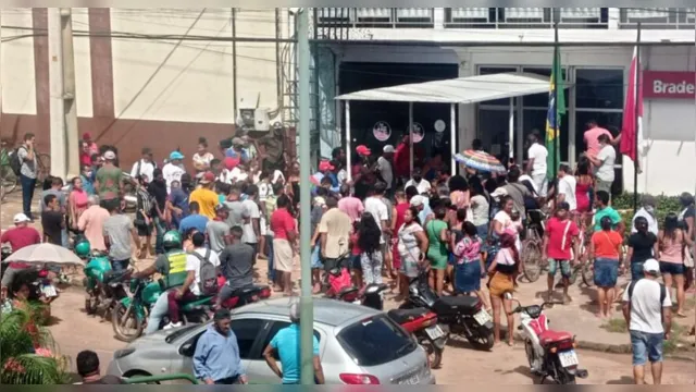 Imagem ilustrativa da notícia Vídeo: mulher surta e quebra agência bancária de Moju