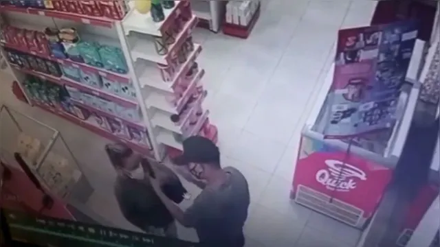 Imagem ilustrativa da notícia Vídeo: ladrão rouba caixa e cliente em farmácia de Belém