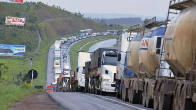 Imagem ilustrativa da notícia Caminhoneiros ameaçam paralisação geral após alta do diesel