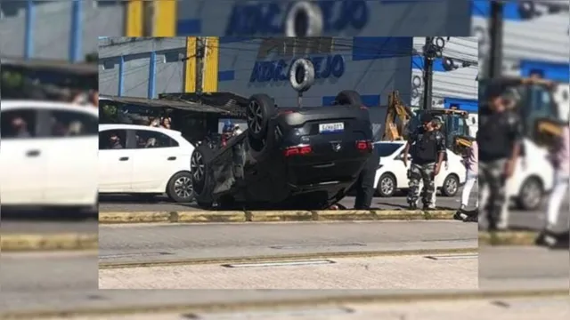 Imagem ilustrativa da notícia Após colisão, carro capota na Augusto Montenegro