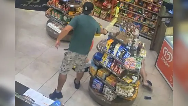 Imagem ilustrativa da notícia Vídeo: PF atira em clientes em posto de gasolina do PR