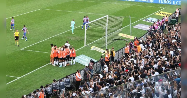Imagem ilustrativa da notícia Gol contra dá liderança  ao Corinthians no Brasileirão