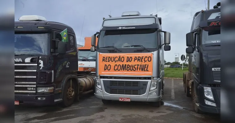 Imagem ilustrativa da notícia Caminhoneiros fazem primeira greve após alta do diesel