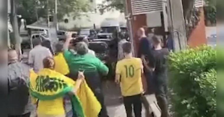 Imagem ilustrativa da notícia Vídeo: carro de Lula é perseguido por bolsonaristas 