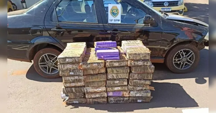 Imagem ilustrativa da notícia Vídeo: homem pula de carro em movimento para não ser preso