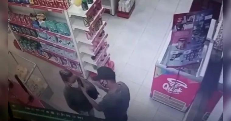 Imagem ilustrativa da notícia Vídeo: ladrão rouba caixa e cliente em farmácia de Belém