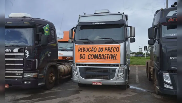 Imagem ilustrativa da notícia Caminhoneiros fazem primeira greve após alta do diesel