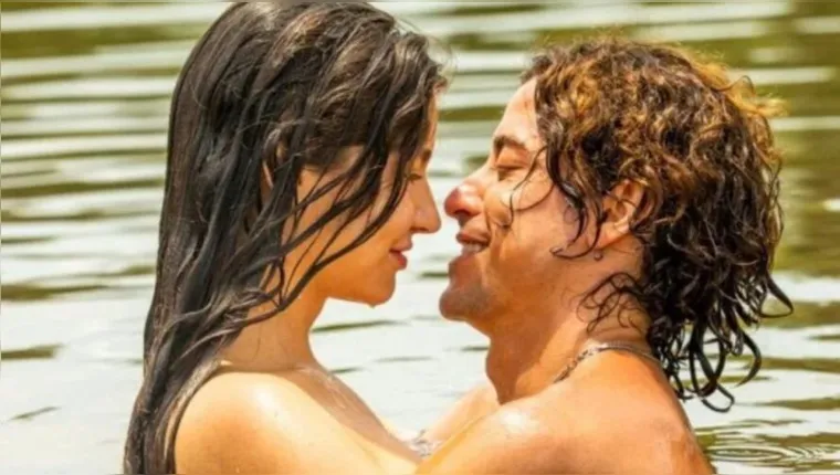 Imagem ilustrativa da notícia Pantanal: Jove e Juma dão beijaço nus em banho de rio; veja!