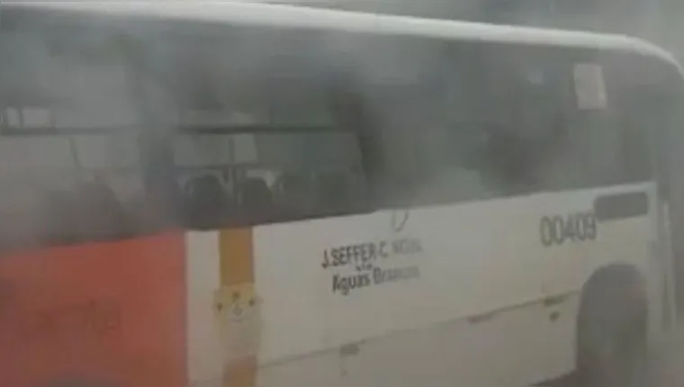 Imagem ilustrativa da notícia Vídeo: ônibus é tomado por fumaça e passageiros fogem