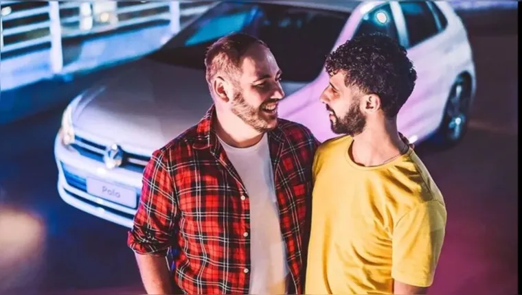 Imagem ilustrativa da notícia Propaganda da Volkswagen com casal gay é atacada na web