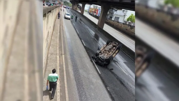 Imagem ilustrativa da notícia Vídeo: Carro capota próximo ao túnel do Entroncamento