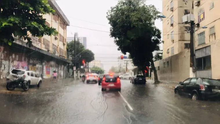 Imagem ilustrativa da notícia Chuva põe Belém no fundo em dia de greve no transporte