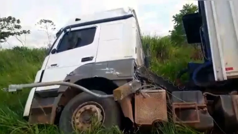 Imagem ilustrativa da notícia Vídeo: motorista de carreta sofre acidente na Br-230