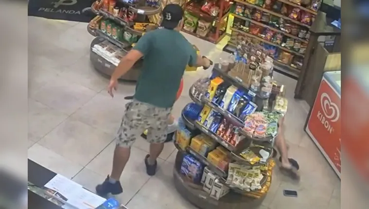 Imagem ilustrativa da notícia Vídeo: PF atira em clientes em posto de gasolina do PR