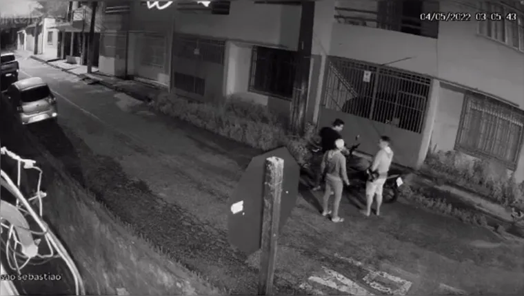 Imagem ilustrativa da notícia Vídeo: 'Trio de mijões' furta motocicleta em Belém