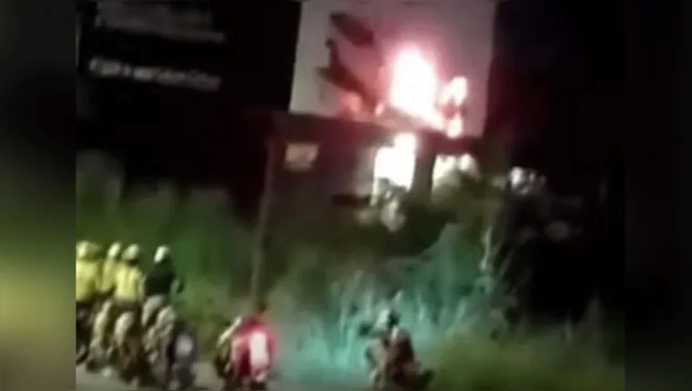 Imagem ilustrativa da notícia Vídeo: mototaxistas queimam outdoor da Uber no Pará