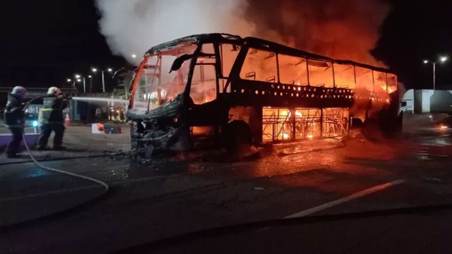 Incêndio destruiu ônibus de viagem que saiu de Natal (RN) com destino a Fortaleza