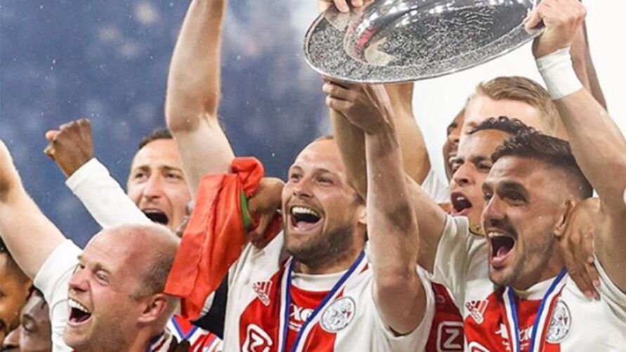Imagem ilustrativa da notícia: Ajax fatura título com festa e despedida a treinador