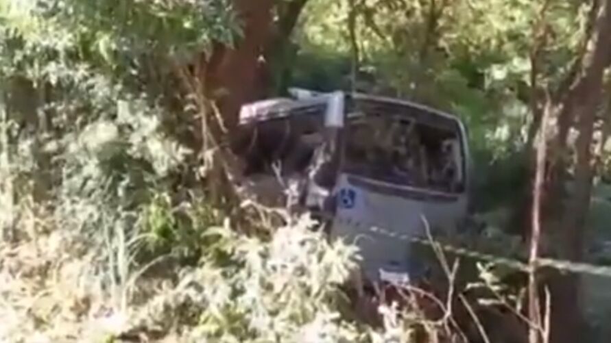 Ônibus que caiu em área de mata levava cerca de 22 passageiros, de acordo com os Bombeiros