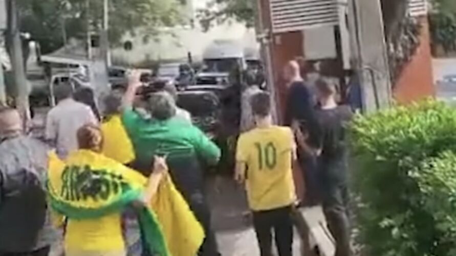 Apoiadores de Bolsonaro cercaram veículo em que Lula estava
