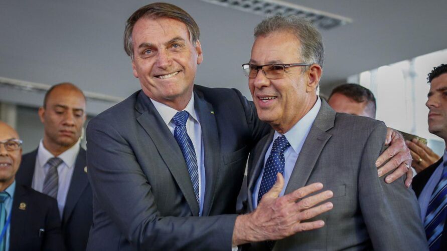Bolsonaro exonera ministro Bento Albuquerque da pasta de Minas e Energia