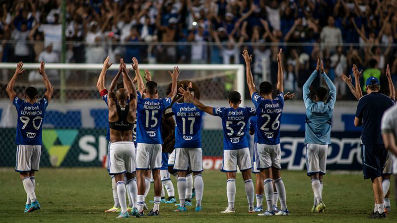 Jogadores do Cruzeiro saúdam a torcida