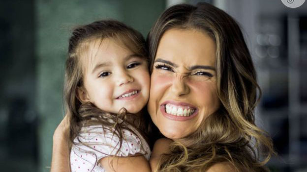 A atriz Deborah Secco e sua filha Maria Flor de 6 anos.