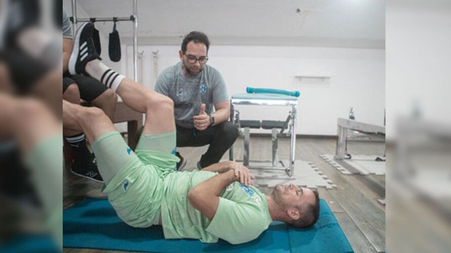 Ao lado do fisioterapeuta Junior Furtado, Pipico realizou todos os procedimentos em seu primeiro dia no Paysandu