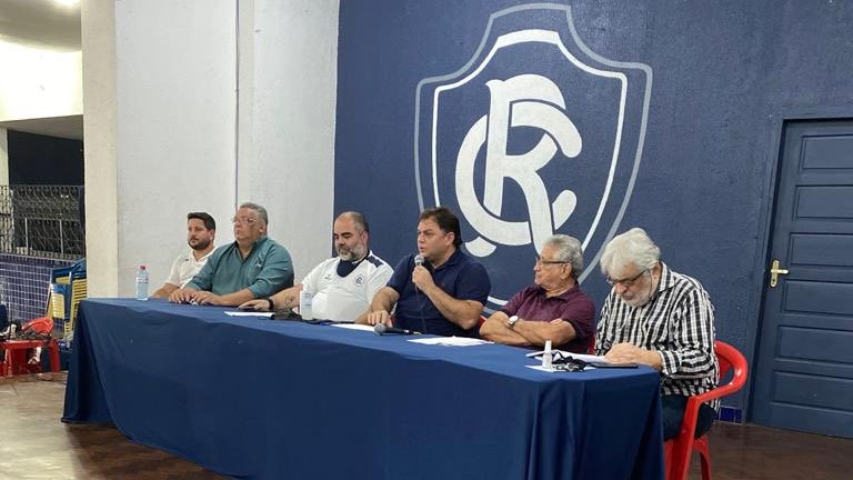 Presidente do CONDEL (centro), Milton Campos, ao lado do presidente do Remo, Fabio Bentes (camisa branca), e demais componentes da mesa em mais uma reunião na sede azulina.