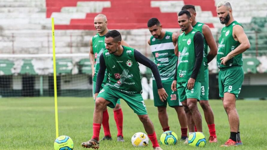 Jogadores da Tuna em mais um dia de preparação no estádio do Souza