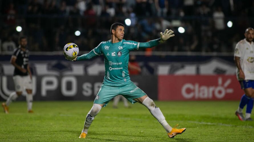 Goleiro Vinicius defendeu duas cobranças de pênaltis, mas não conseguiu segurar a classificação do Cruzeiro
