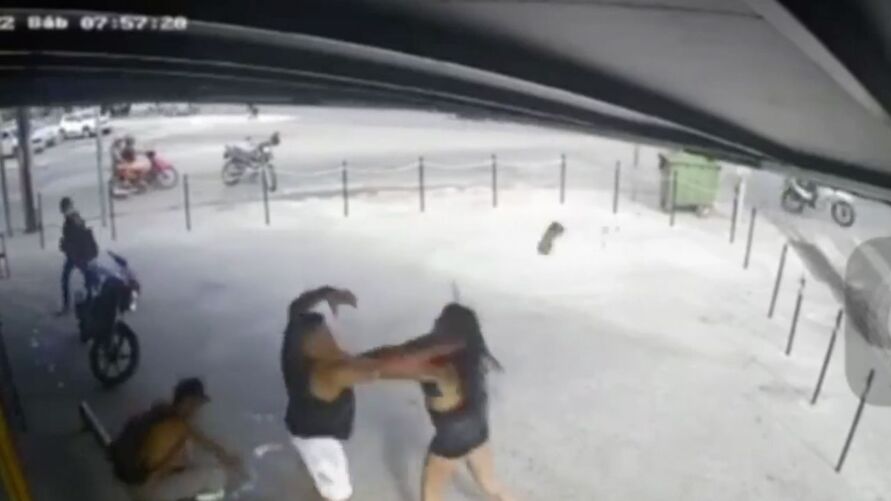 Vídeo: homem e trans saem no soco em conveniência de Belém - DOL - Diário Online