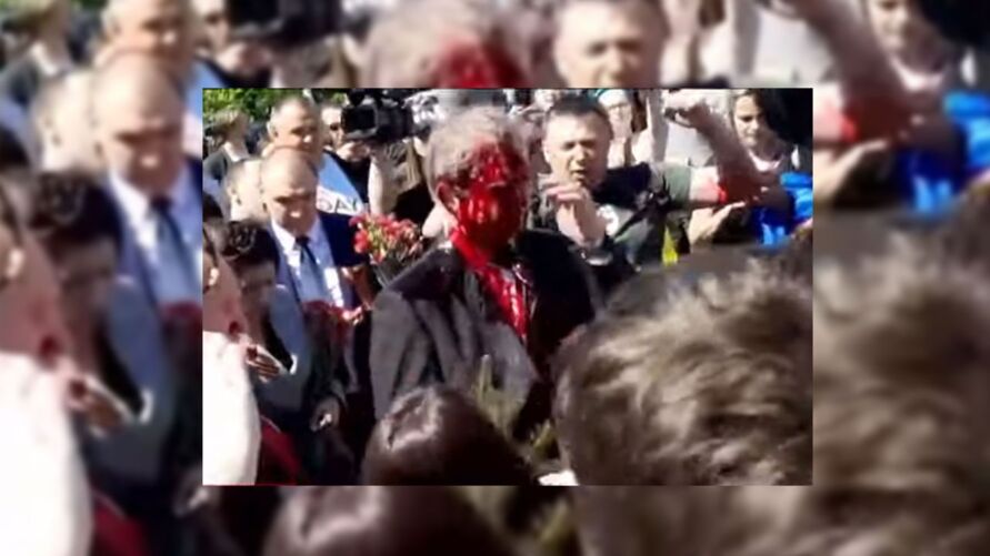 Embaixador russo na Pol&#244;nia, Sergei Andreev, atacado com tinta vermelha por manifestantes