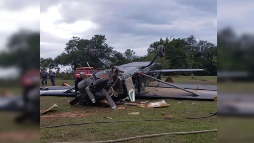 O avião de pequeno porte caiu  na Estrada Vicinal, em Boituva, em São Paulo.