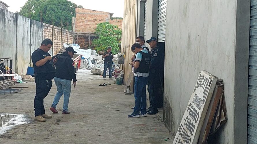 Equipes da Policia Militar está no local fazendo diligencias na área para tentar identificar os suspeitos do crime.