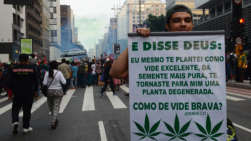 Ato em favor da legalização da maconha lota o vão-livre do Masp, em São Paulo