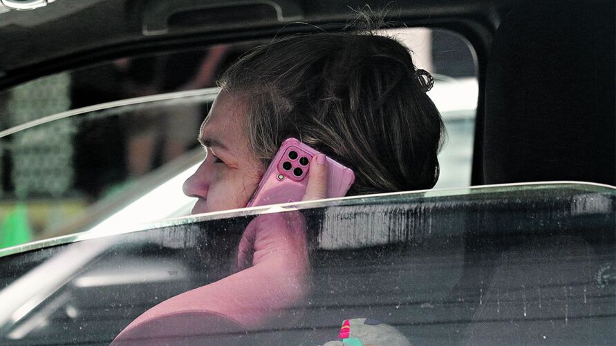 Além de ser infração de trânsito, usar o celular ao volante também pode colocar vidas em perigo