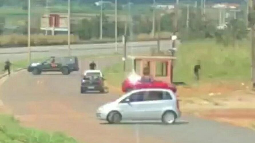 Frame do vídeo gravado por motorista durante troca de tiros entre PM e suspeitos, em Goiás.