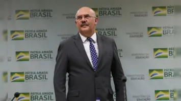 Ribeiro foi preso no início da manhã em sua casa na cidade de Santos, no litoral paulista.