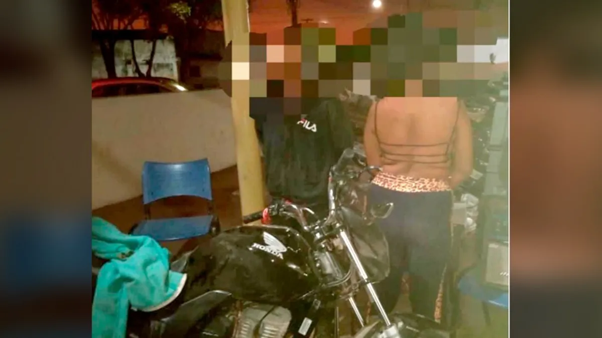 Imagem ilustrativa da notícia Homem e adolescente caem da moto após fugirem da polícia
