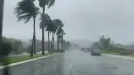 A tempestade atingiu o continente como um furacão, com ventos de 169 quilômetros por hora.