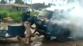 A cena gravadas por populares chocou o Brasil: dois policiais sufocam um homem com uma bomba de efeito moral no porta-maladas da viatura.