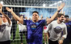 O ex-craque Ronaldo foi ao gramado celebrar com jogadores e torcedores.