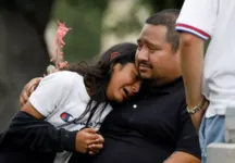 Familiares se desesperam ao saber da chacina na escola Robb Elementary